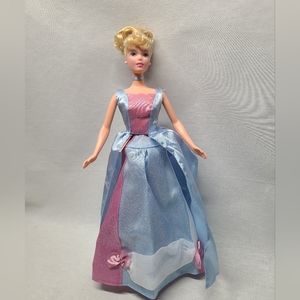 2001 Disney Princess Enchanted Swirl & Style Cinderella Barbie Doll